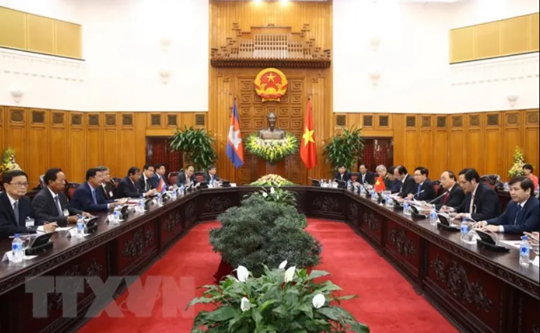 Hai bên nhất trí rằng việc củng cố, phát triển quan hệ hữu nghị, hợp tác Việt Nam-Campuchia có ý nghĩa đặc biệt quan trọng với hai nước; cam kết tiếp tục phát triển quan hệ hai nước theo phương châm “láng giềng tốt đẹp, hữu nghị truyền thống, hợp tác toàn diện, bền vững lâu dài”; thực hiện đầy đủ các nguyên tắc đã được nêu trong các Tuyên bố chung Việt Nam-Campuchia. Ảnh: TTXVN
