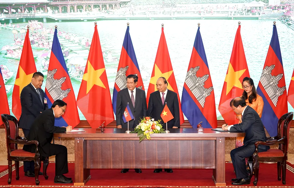 Thủ tướng Hun Sen đã cùng Thủ tướng Chính phủ Nguyễn Xuân Phúc chứng kiến ký 8 văn kiện hợp tác. Ảnh: VPG