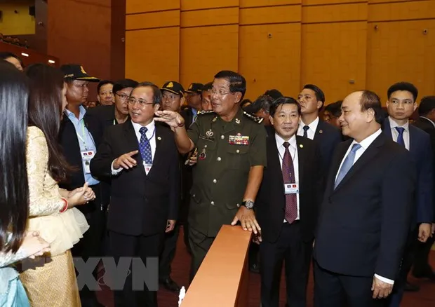 Thủ tướng Nguyễn Xuân Phúc và Thủ tướng Hun Sen dự gặp mặt cán bộ, sinh viên, cựu chiến binh Việt Nam tham gia công tác, chiến đấu tại Campuchia. Ảnh: TTXVN