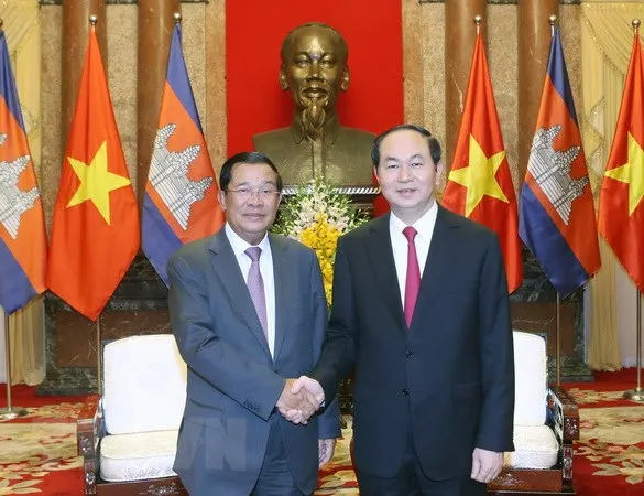 Trong cuộc gặp với Chủ tịch nước Trần Đại Quang, ông Hun Sen cho biết chuyến thăm nhằm thúc đẩy mối quan hệ đoàn kết, hữu nghị truyền thống và hợp tác toàn diện giữa hai nước; là dịp bày tỏ cảm ơn chân thành đối với Đảng, Nhà nước và nhân dân Việt Nam đã hỗ trợ nhân dân Campuchia thoát khỏi họa diệt chủng, vươn lên xây dựng và phát triển đất nước. Ảnh: TTXVN