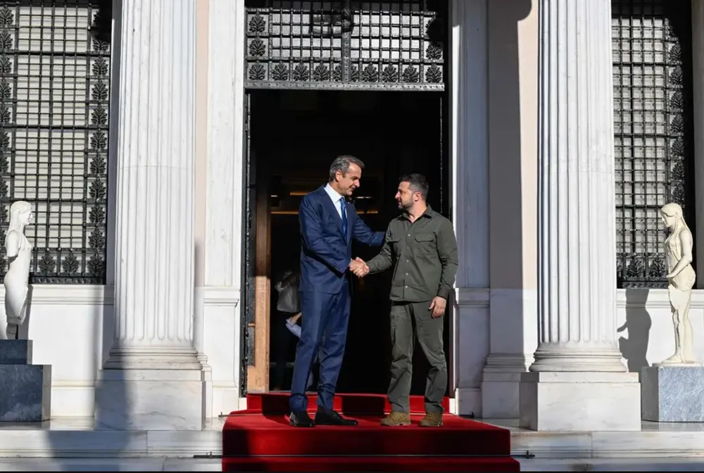 Thủ tướng Hy Lạp Kyriakos Mitsotakis (trái) gặp Tổng thống Ukraine Volodymyr Zelensky ở Athens ngày 21-8. Ảnh: AFP