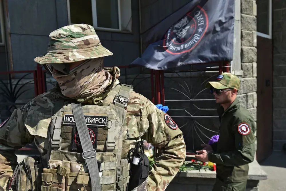 Lính Wagner đặt hoa tưởng niệm trùm Wagner - ông Yevgeny Prigozhin tại TP Novosibirsk (Nga) vào ngày 24-8. Ảnh: REUTERS