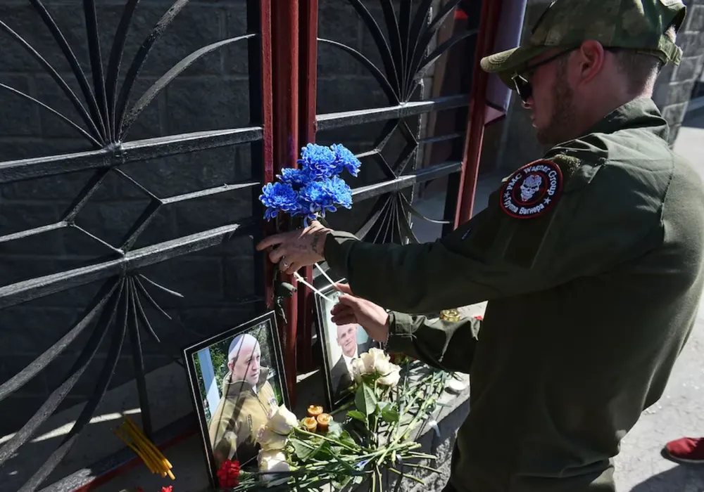 Lính Wagner đặt hoa tưởng niệm trùm Wagner - ông Yevgeny Prigozhin tại TP Novosibirsk (Nga) vào ngày 24-8. Ảnh: REUTERS