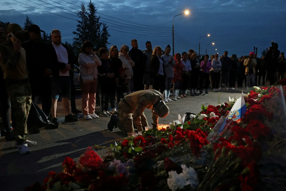 Dòng người tưởng niệm lãnh đạo Wagner thiệt mạng, ở TP St. Peterburg (Nga) ngày 24-8. Ảnh: REUTERS