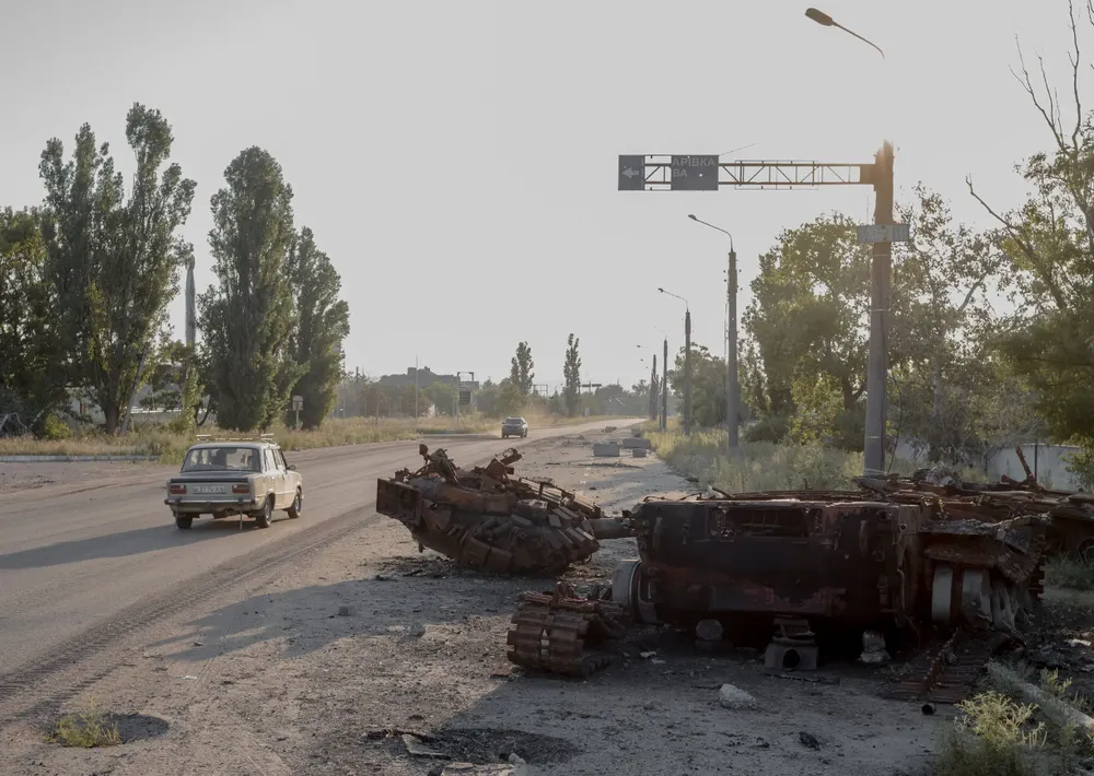 Xe tăng bị phá hủy nằm ngổn ngang trên đường phố Kupiansk, tỉnh Kharkiv (Ukraine) trong tháng 8. Ảnh: THE NEW YORK TIMES Xe tăng bị phá hủy nằm ngổn ngang trên đường phố Kupiansk, tỉnh Kharkiv (Ukraine) trong tháng 8. Ảnh: THE NEW YORK TIMES