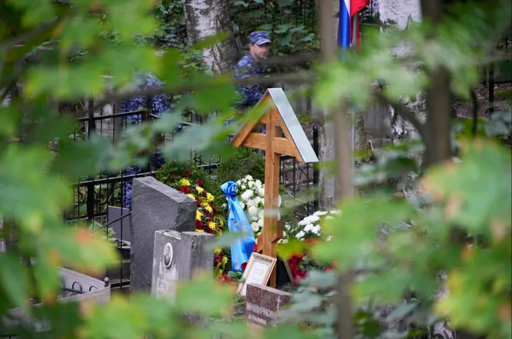 Hoa trên mộ trùm Wagner Yevgeny Prigozhin tại TP St. Petersburg (Nga). Ảnh: DMITRI LOVETSKY/ASSOCIATED PRESS Hoa trên mộ trùm Wagner Yevgeny Prigozhin tại TP St. Petersburg (Nga). Ảnh: DMITRI LOVETSKY/ASSOCIATED PRESS