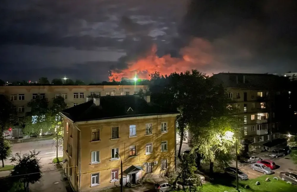 Đám cháy bốc lên sau khi lực lượng Nga phá hủy UAV tấn công vào tỉnh Pskov vào đêm 29-8. Ảnh: EPA/SHUTTERSTOCK