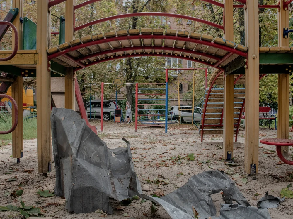 Mảnh vỡ tên lửa rơi ở Kiev ngày 30-8 sau cuộc tập kích của Nga. Ảnh: THE NEW YORK TIMES