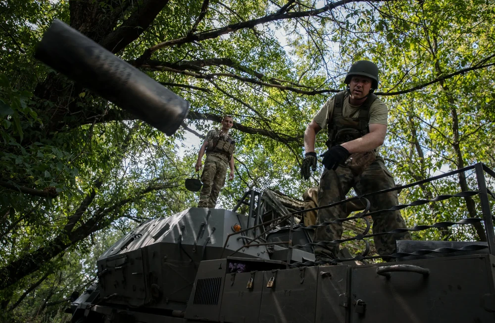 Lính Ukraine vận hành pháo DANA ở tỉnh Donetsk vào ngày 26-8. Ảnh: THE NEW YORK TIMES