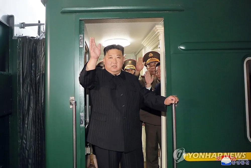Lãnh đạo Triều Tiên Kim Jong-un lên tàu công du Nga. Ảnh do KCNA đăng tải vào ngày 12-9. Ảnh: KCNA/YONHAP