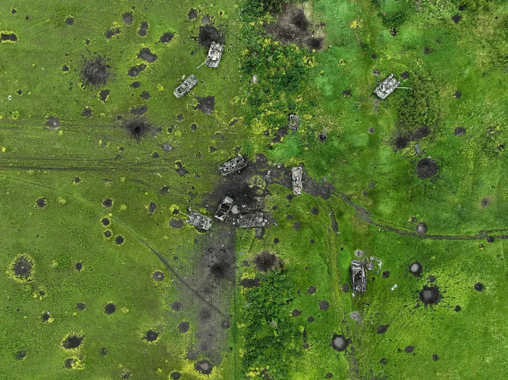 Các phương tiện bọc thép bị phá hủy ở làng Vuhledar vào tháng 6. Ảnh: THE NEW YORK TIMES