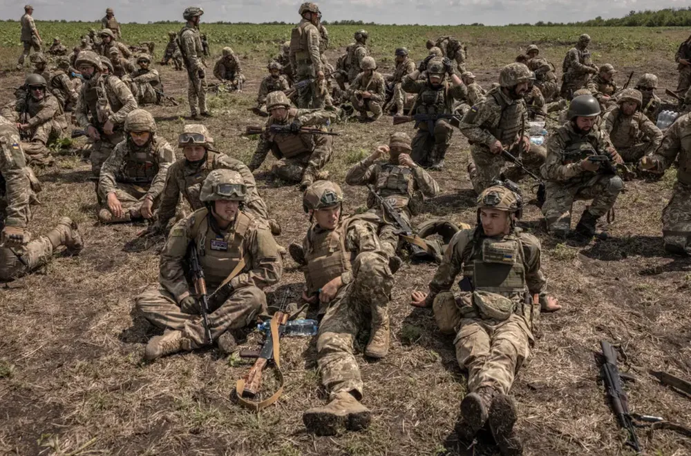 Tân binh Ukraine nghỉ ngơi sau khi tập trận ở tỉnh Donetsk vào tháng 7. Ảnh: THE NEW YORK TIMES tham nhũng uk.png