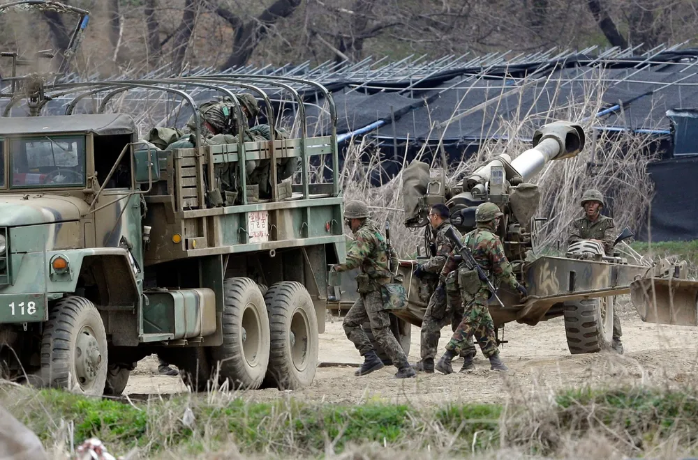 Lính Hàn Quốc chuẩn bị lựu pháo trước khi diễn tập. Ảnh: LEE JIN-MAN/ASSOCIATED PRESS hàn quốc vũ khí.png