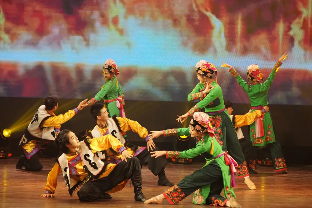 Mãn nhãn với tiết mục "Sức trẻ bản làng" đầy sắc màu tươi mới. Ảnh: DƯƠNG KHANG 383748046_294616493284241_8003367985818014833_n.jpg