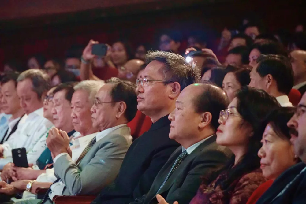 Tổng Lãnh sự TQ Ngụy Hoa Tường (áo đen) xem các tiết mục biểu diễn. Ảnh: DƯƠNG KHANG ảnh lãnh sự trung quốc ngụy.jpg