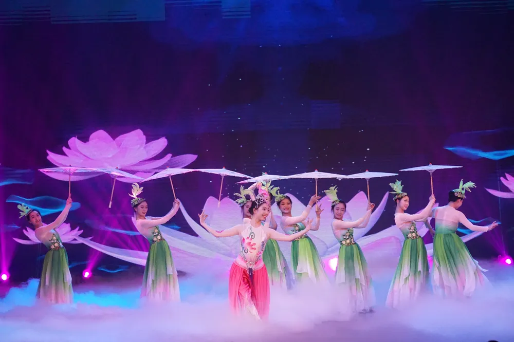 Tiết mục múa "Mưa hạ - sắc sen thanh thoát" mang lại cảm giác bình yên cho người xem. Ảnh: DƯƠNG KHANG múa china.jpg