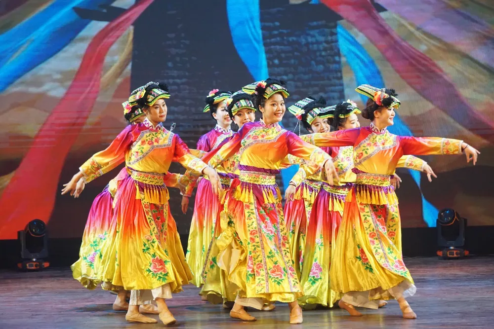 Tiết mục "Nữ thần Sa-lang" khiến nhiều sinh viên hào hứng. Ảnh: DƯƠNG KHANG sala.jpg