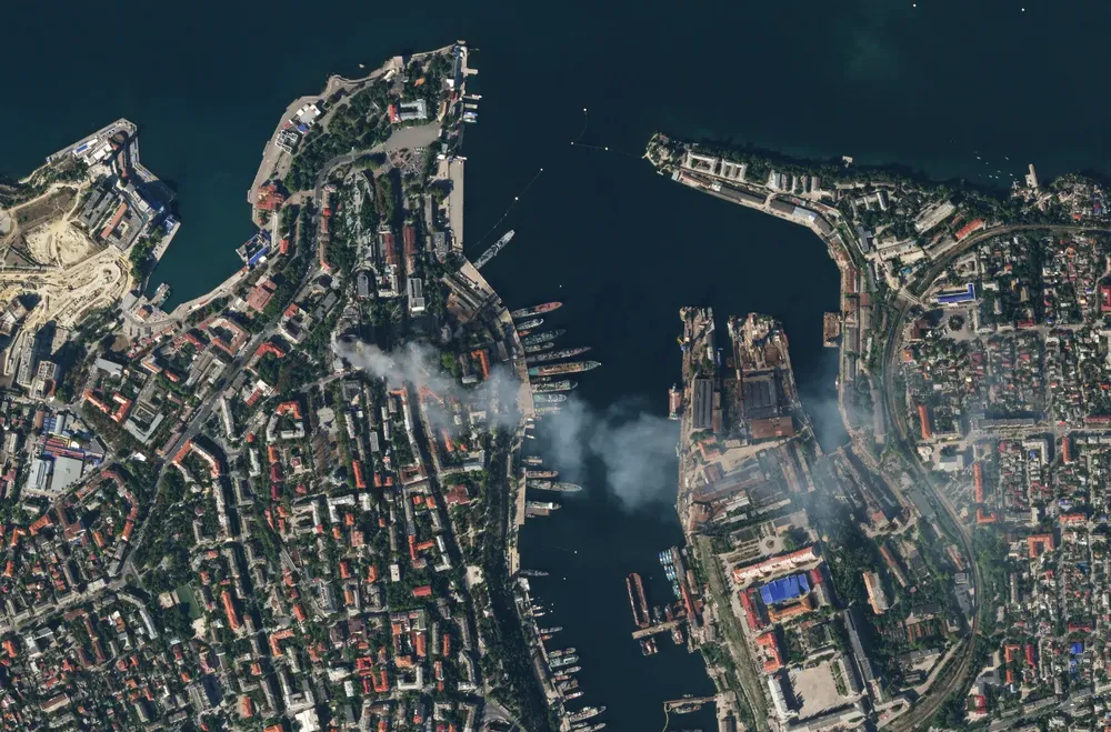Trụ sở Hạm đội Biển Đen bốc khói hôm 22-9 do Ukraine tấn công. Ảnh: PLANET LABS nga tấn công.png