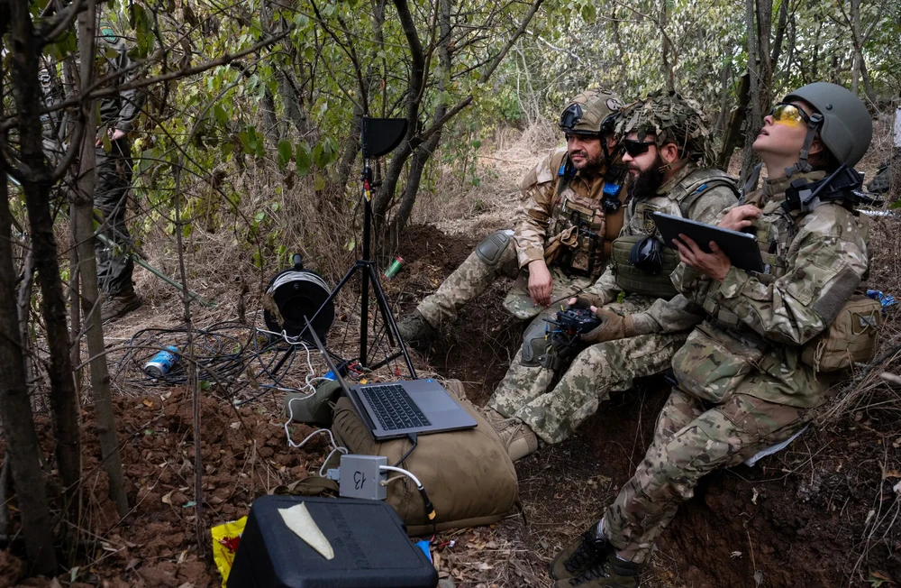 Lính Ukraine dùng UAV để "săn" mục tiêu Nga. Ảnh: THE NEW YORK TIMES bản đồ vùng nga kiểm soát.pngCác đội trinh sát Ukraine đang sử dụng máy bay không người lái để săn lùng pháo binh Nga và các mục tiêu khác khi chính những mục tiêu đó săn lùng chúng.