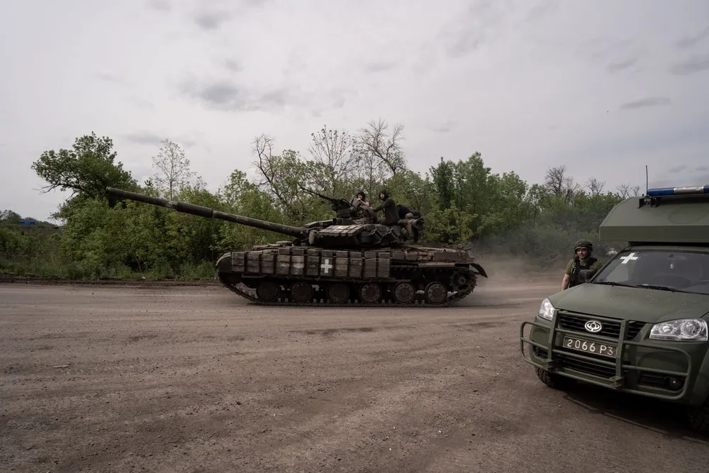 Xe tăng Ukraine và xe cứu thương chở thương binh Ukraine đi sơ tán tại chiến trường Bakhmut. Ảnh: GETTY IMAGES GettyImages-1255308646.jpg