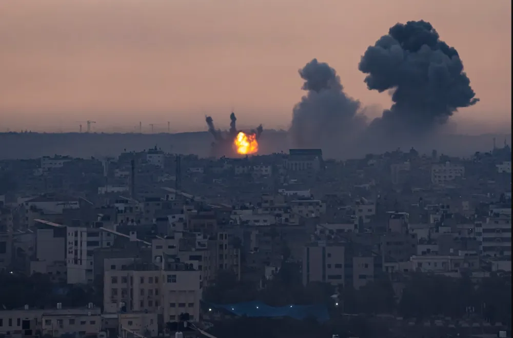 Khói lửa bốc lên sau khi Israel không kích vào Dải Gaza - nơi hiện do lực lượng Hamas kiểm soát, vào ngày 9-10. Ảnh: AP UKRNO.png