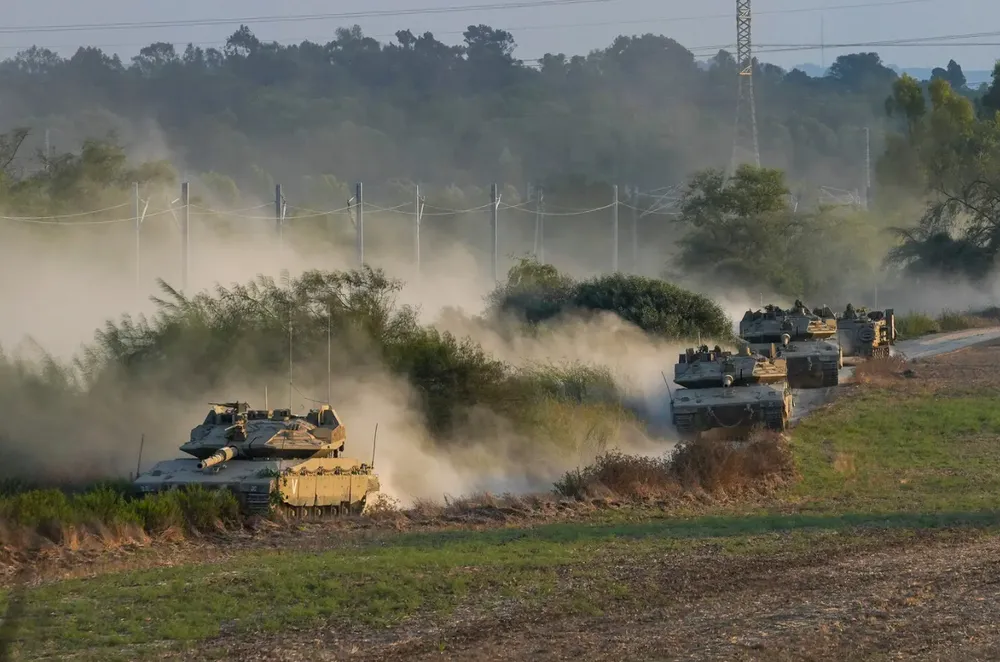 Xe tăng Israel ở biên giới Dải Gaza sau khi Hamas bất ngờ tấn công vào nước này hôm 7-10. Ảnh: AP is.png