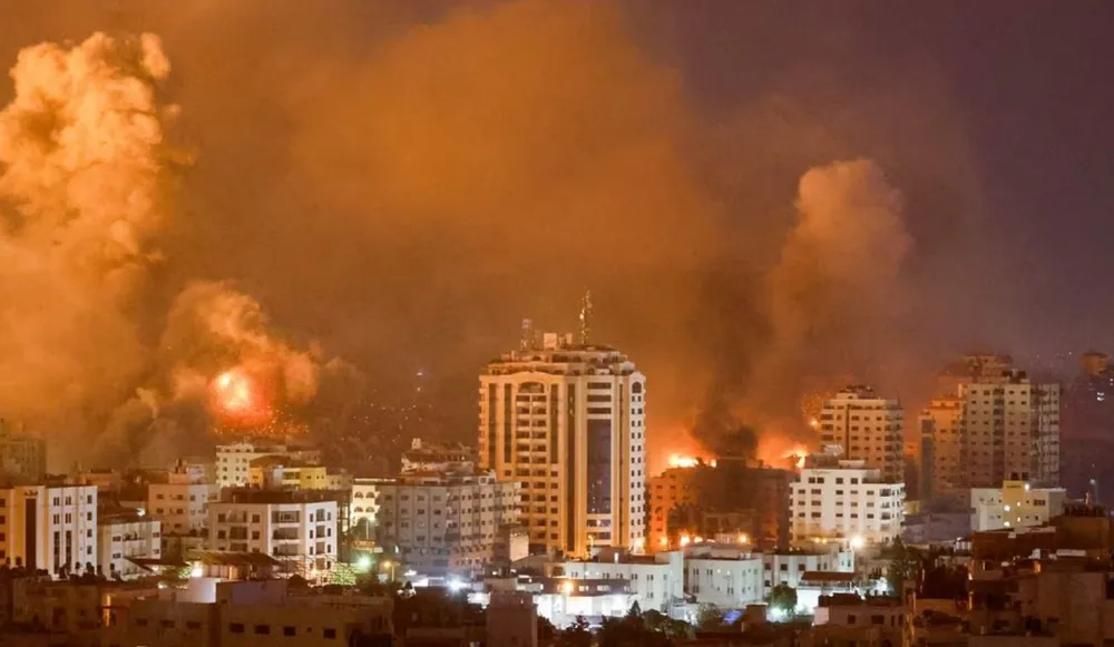Khói lửa bốc lên ở Gaza do pháo kích vào ngày 9-10. Ảnh: REUTERS gaza.png