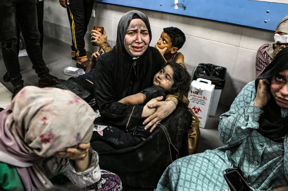 Người bị thương được chuyển đến bệnh viện Al Shifa sau khi bệnh viện al-Ahli ở Gaza bị nổ. Ảnh: AP ảnh gaza.png