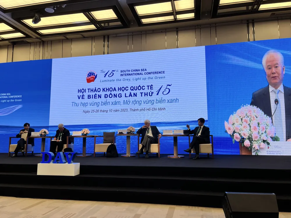 Các diễn giả trong phiên thảo luận đầu tiên của Hội thảo. Ảnh: ĐỨC HIỀN ảnh hội thảo 1.jpg