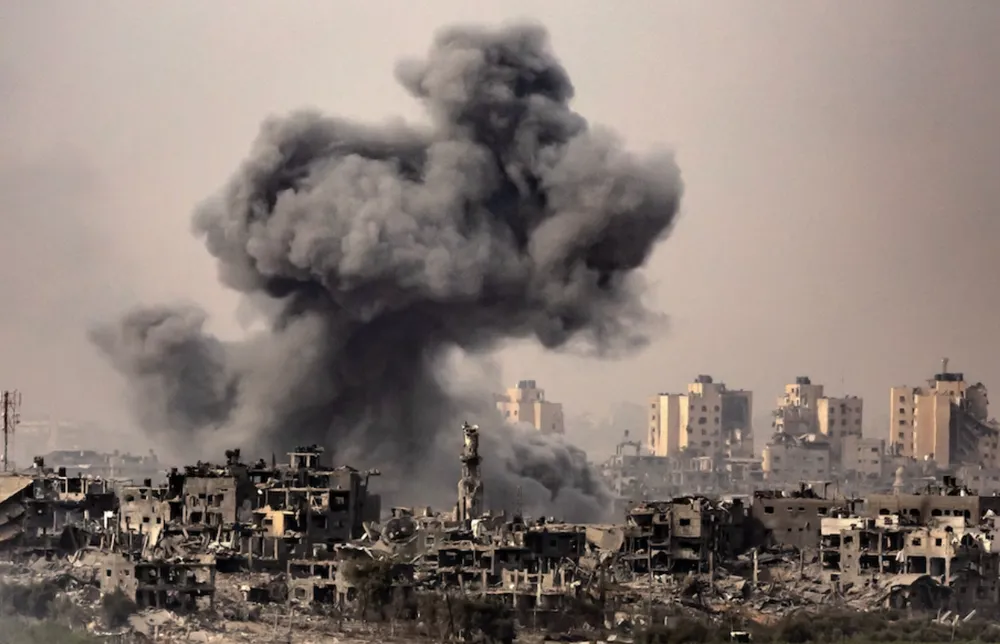 Khói bốc lên ở Dải Gaza ngày 29-10. Ảnh: AFP gaza.png