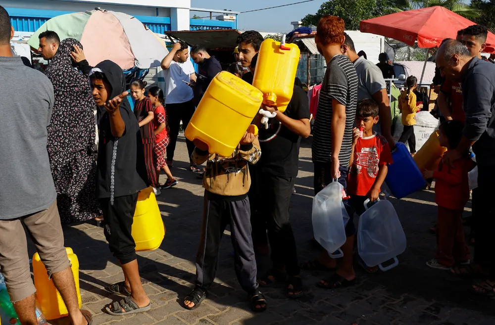 Người dân Gaza chờ lấy nước tại TP Khan Younis vào ngày 26-10. Ảnh: REUTERS ảnh ga.png