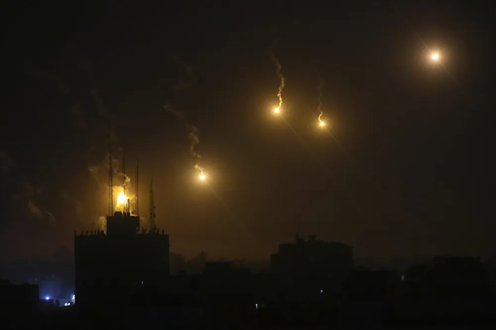 Lực lượng Israel không kích vào Gaza đêm 30-10. Ảnh: AP AP23303617825801.jpg