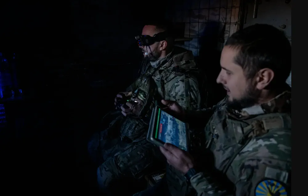 Hai người lính Ukraine điều khiến UAV nhắm vào mục tiêu Nga. Ảnh: THE NEW YORK TIMES LÍNH.png