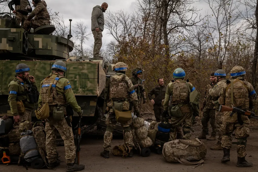 Lính Ukraine chuẩn bị trước cuộc chiến tại TP Avdiivka tỉnh Donetsk. Ảnh: THE NEW YORK TIMES Soldiers preparing to head to the frontline near Avdiivka.png