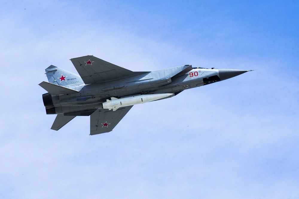 Tiêm kích MiG-31 của Nga mang tên lửa siêu thanh Kinzhal vào năm 2018. Ảnh: AP tiêm kích MiG-31 Nga mang tên lửa siêu thanh Kinzhal