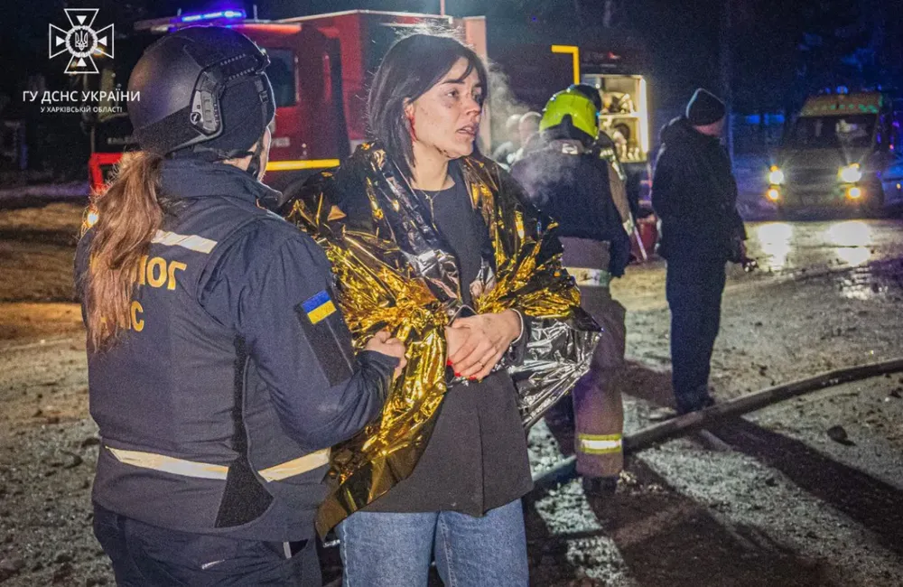 Lực lượng cứu hộ Ukraine chăm sóc người bị thương sau cuộc tấn công của Nga vào tỉnh Kharkiv hôm 10-1. Ảnh: UKRAINE STATE EMERGENCY SERVICE Chiến sự Nga-Ukraine 11-1: Ukraine chặn 10 cuộc tấn công ở sông Dnieper; Nga loại gần 300 lính ở Donetsk