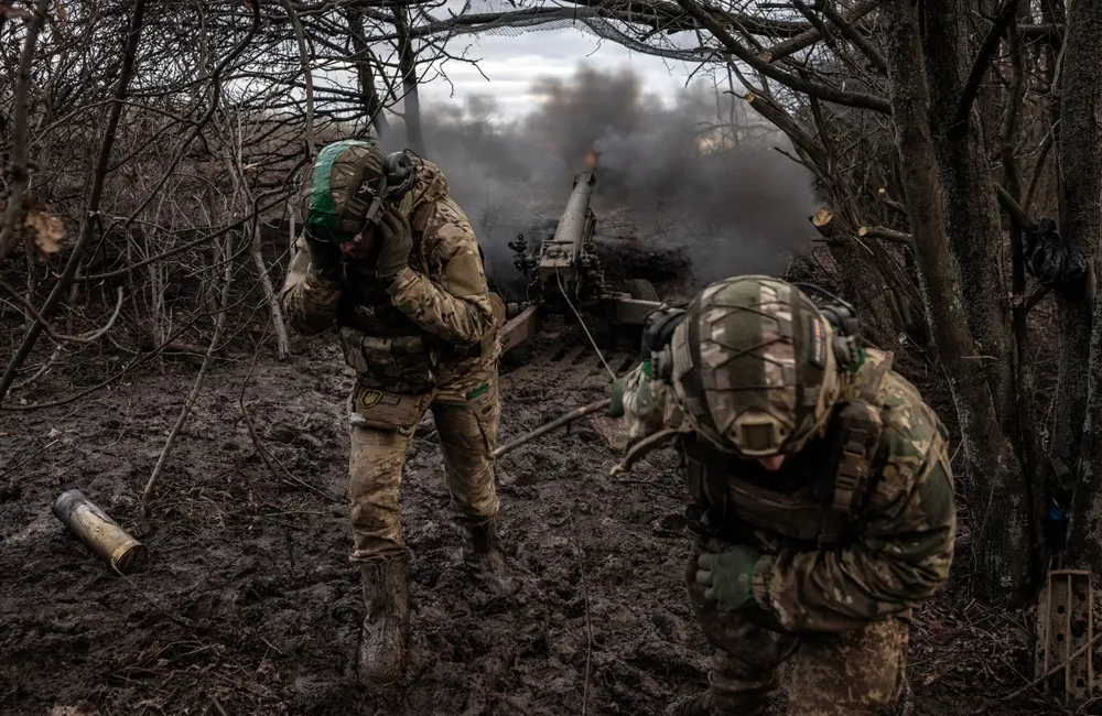 Lính Ukraine khai hỏa ở chiến trường tỉnh Donetsk. Ảnh: THE NEW YORK TIMES Nga tập kích tên lửa siêu thanh, hành trình khắp Ukraine