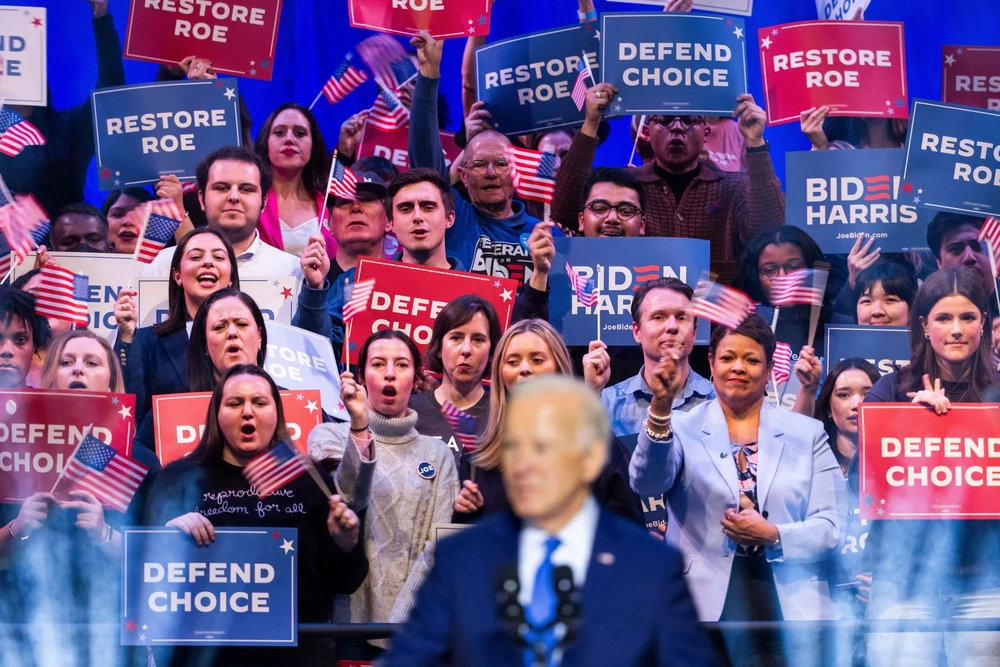 Người ủng hộ Tổng thống Mỹ Joe Biden khi ông phát biểu vận động tranh cử vào ngày 23-1 tại ĐH George Mason, bang Virginia (Mỹ). Ảnh: JIM LO SCALZO/EPA/SHUTTERSTOCK Bầu cử Mỹ 2024: Những ‘quân bài’ ông Biden, ông Trump sẽ dùng cho màn tái đấu