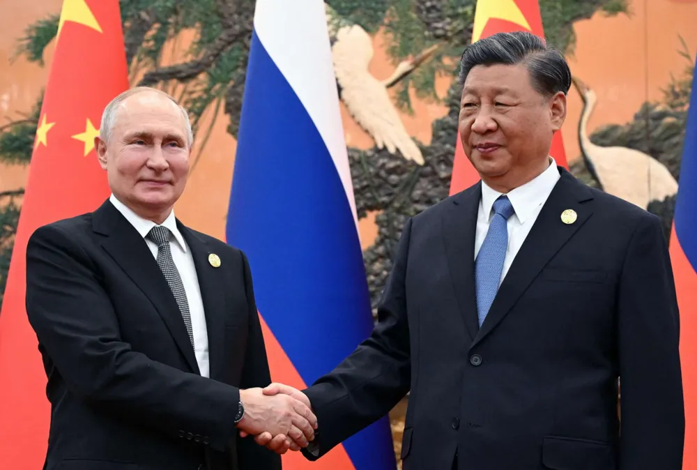 Tổng thống Nga Vladimir Putin (trái) và Chủ tịch Trung Quốc Tập Cận Bình bắt tay trong cuộc gặp ở Bắc Kinh vào ngày 18-10-2023. Ảnh: AFP chien-dich-co-lap-nga-cua-phuong-tay-co-thanh-cong.png