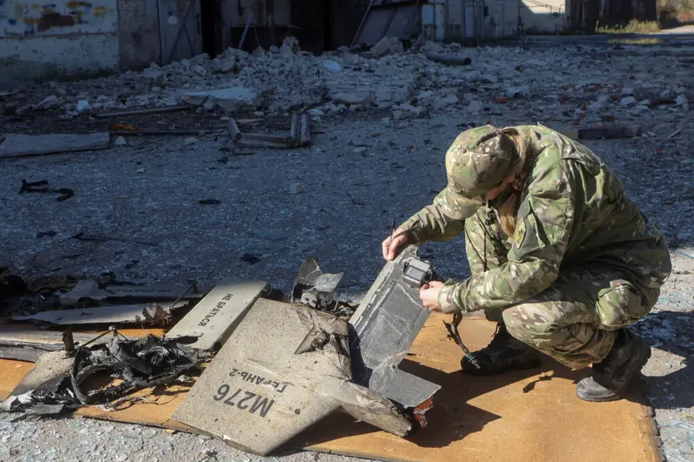 Một sĩ quan cảnh sát Ukraine kiểm tra các bộ phận của chiếc UAV được cho là UAV Shahed-136 do Iran sản xuất, tại tỉnh Kharkiv. Ảnh: REUTERS chien-dich-co-lap-nga-cua-phuong-tay-co-thanh-cong.png