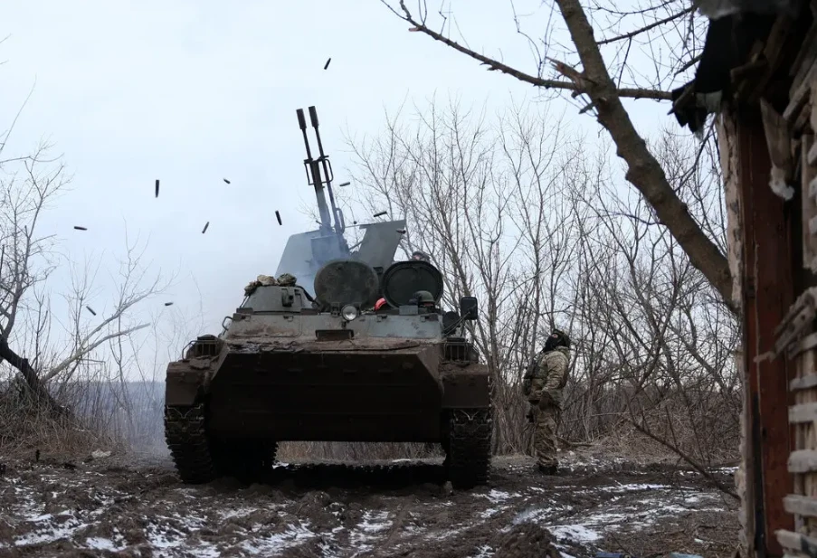 Pháo phòng không Ukraine khai hỏa ở chiến trường tỉnh Donetsk vào tháng trước. Ảnh: AFP/GETTY IMAGES Moscow đổi chiến thuật, không chiến Nga - Ukraine ngày càng nóng