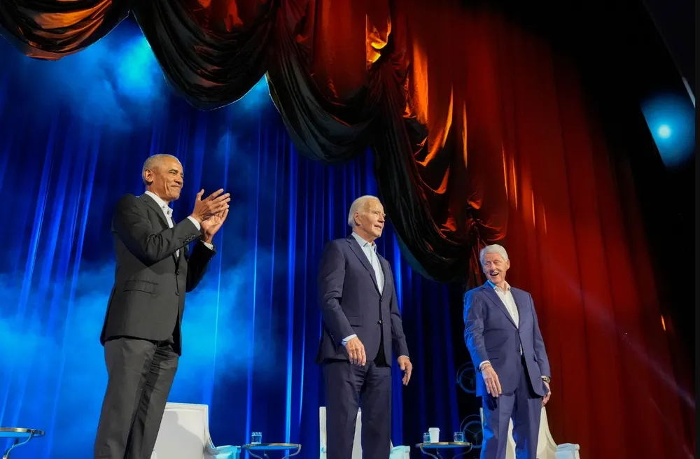 Tổng thống Mỹ Joe Biden (giữa), bên cạnh các cựu tổng thống Barack Obama (bên trái) và Bill Clinton, quyên được 26 triệu USD tại một buổi gây quỹ ở New York hôm 28-3. Ảnh: AP Vừa hầu tòa, vừa tranh cử, chiến lược của ông Trump ra sao?