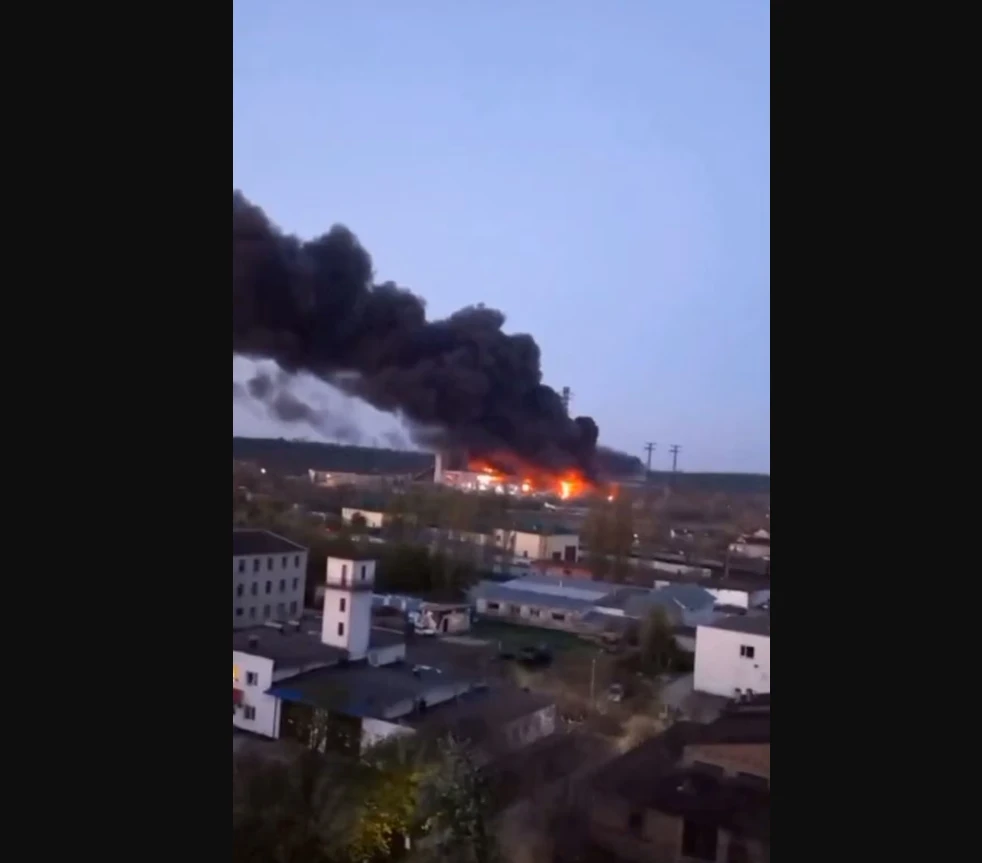 Khói lửa bốc lên từ nhà máy Trypillia ở tỉnh Kiev trong cuộc tấn công của Nga vào ngày 11-4. Ảnh: REUTERS Giải mã chiến thuật mới của Nga khi đánh loạt nhà máy điện Ukraine