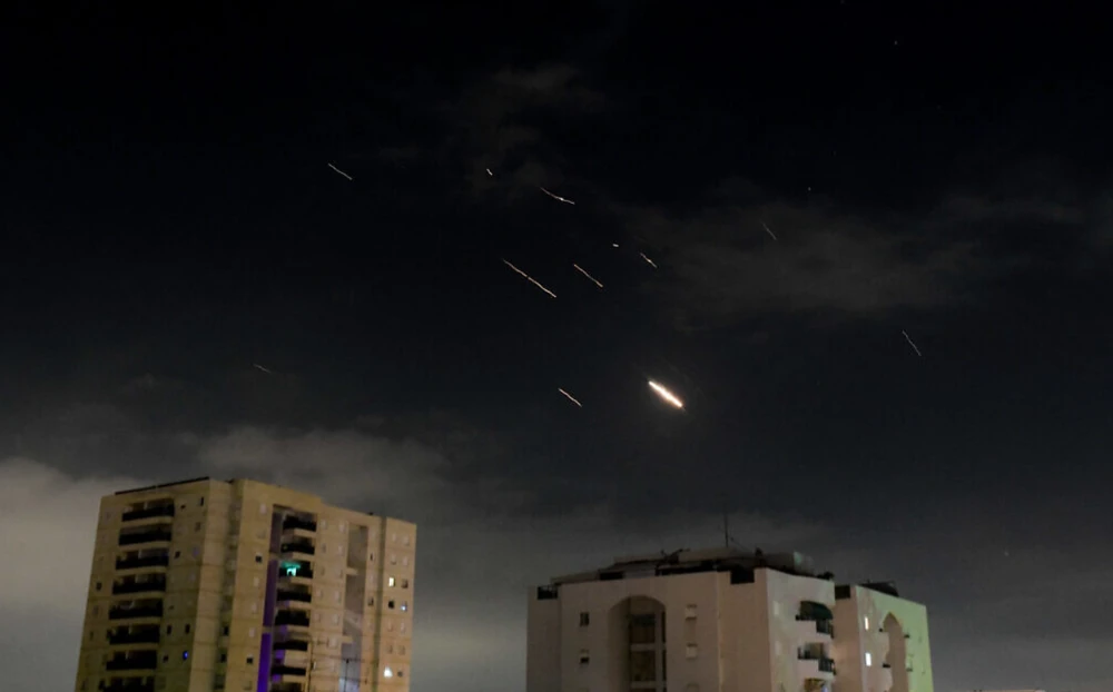 Israel đánh chặn tên lửa và UAV tại Tel Aviv vào ngày 14-4. Ảnh: FLASH90 Iran trả đũa Israel: Yếu tố định hình cuộc chiến
