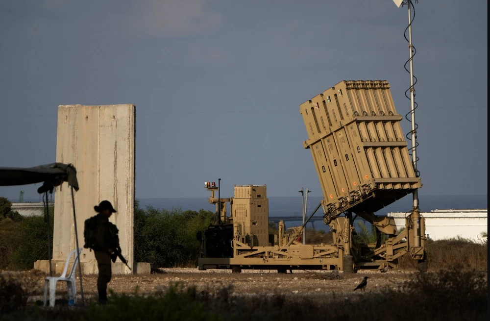 Một khẩu đội của hệ thống Vòm Sắt của Israel gần biên giới với Gaza. Ảnh: ARIEL SCHALIT/ASSOCIATED PRESS Ukraine ‘chạnh lòng’ khi nhìn liên quân Mỹ bảo vệ Israel?