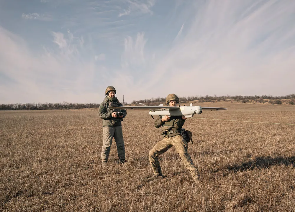 Lính Ukraine ở chiến trường tỉnh Donetsk chuẩn bị phóng UAV hồi tháng 2. Ảnh: THE WASHINGTON POST Chiến trường ‘bão hòa’ UAV tác động ra sao đến Nga, Ukraine?
