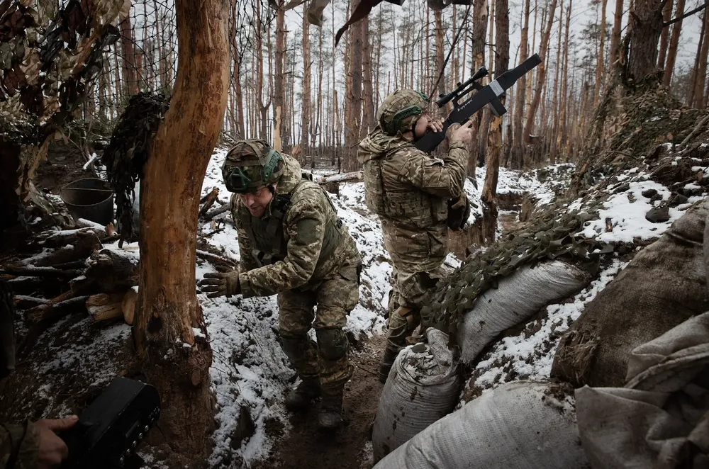 Những người lính của Ukraine ở trong chiến hào và dùng hệ thống gây nhiễu UAV. Ảnh: THE NEW YORK TIMES Động lực để người nước ngoài đăng lính tại Ukraine