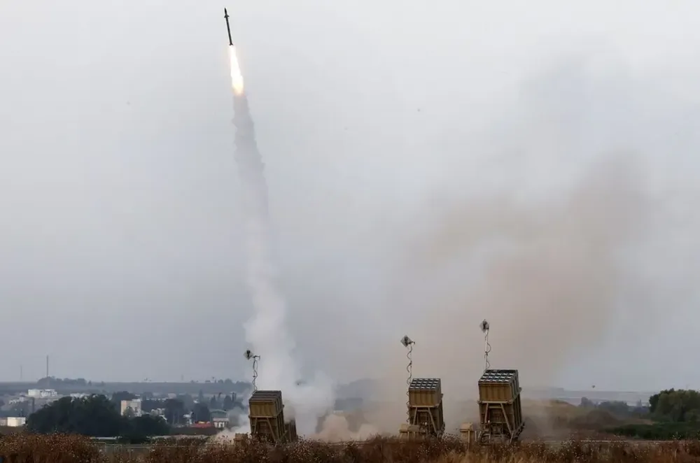 Hệ thống phòng không Vòm Sắt của Israel đánh chặn rocket phóng từ Gaza vào năm ngoái. Ảnh: AFP Vấn đề phòng không nhìn từ xung đột Ukraine-Nga, Israel-Iran