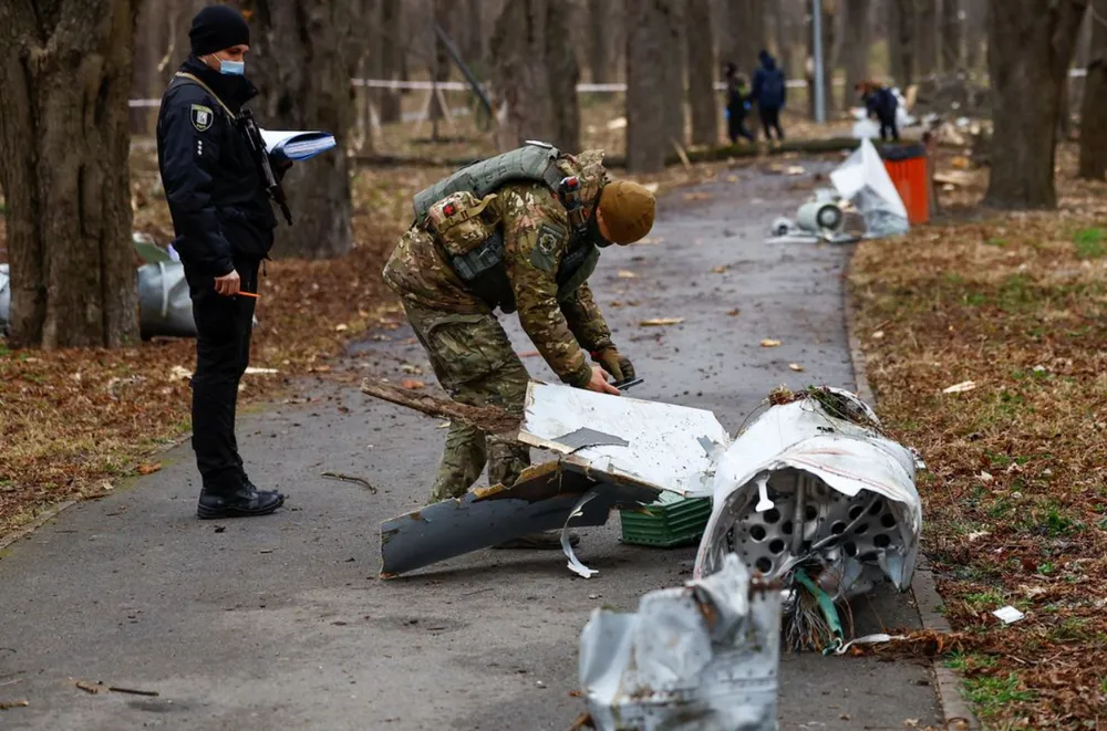 Mảnh vỡ từ tên lửa Nga do Ukraine đánh chặn ở thủ đô Kiev vào tháng trước. Ảnh: REUTERS Vấn đề phòng không nhìn từ xung đột Ukraine-Nga, Israel-Iran