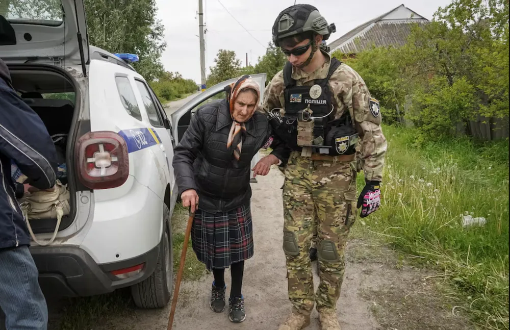Người dân Ukraine được sơ tán khỏi TP Vovchansk (tỉnh Kharkiv) ngày 13-5. Ảnh: REUTERS Chiến sự Nga-Ukraine 14-5: Nga siết vòng vây Kharkiv; Ukraine thương vong lớn ở Donetsk